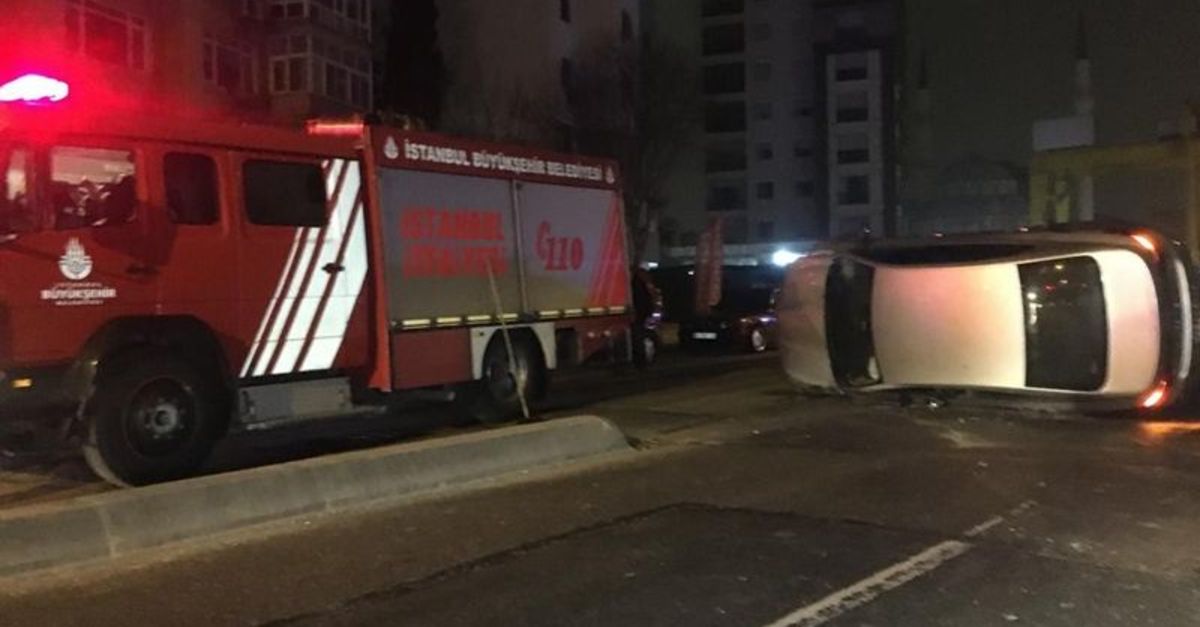 Kadıköy'de kısıtlamayı ihlal eden otomobil kaza yaptı: 2 yaralı