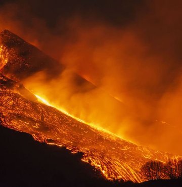 Etna Yanardağı lavlarıyla geceleri aydınlatıyor!