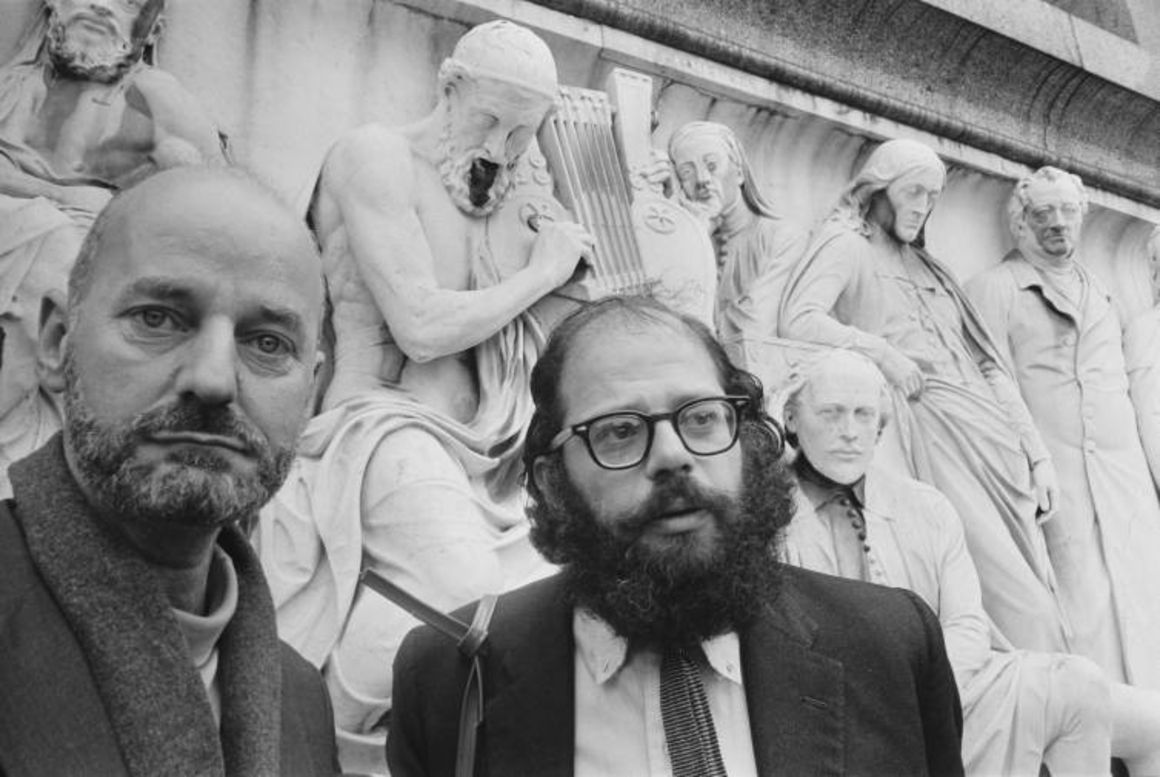 Lawrence Ferlinghetti ve Allen Ginsberg “Howl” kitabı için verdikleri hukuk mücadelesini kazandılar. 