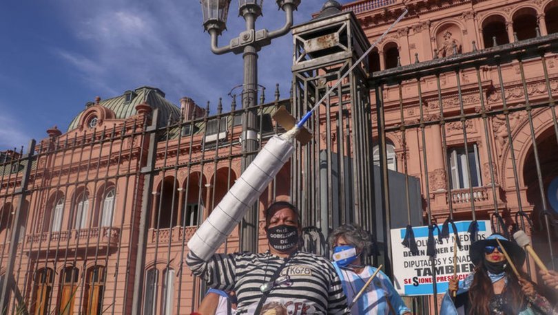 SON DAKİKA: Arjantin'de ayrıcalıklı koronavirüs aşı uygulaması hükümet karşıtı gösterilere neden oldu!