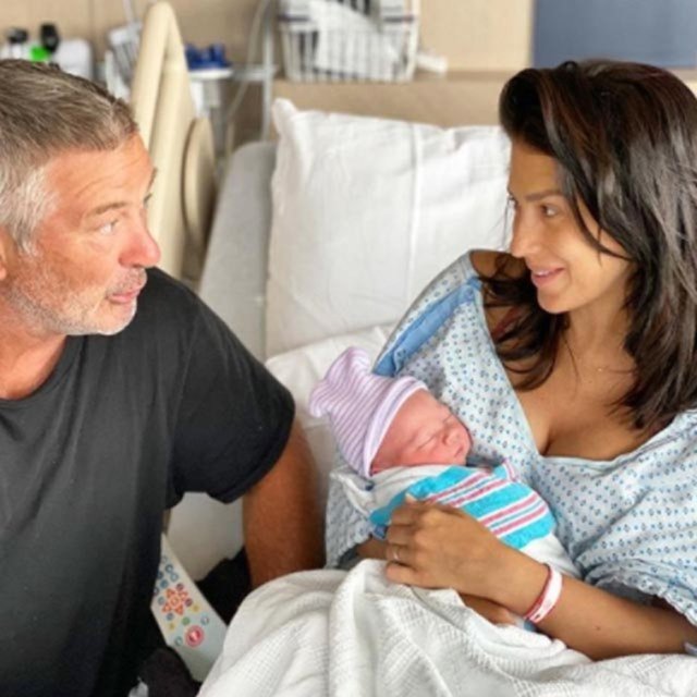Alec Baldwin ve Hilaria Baldwin çifti yeni bebeklerini böyle tanıttı - Magazin haberleri