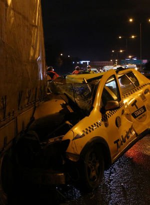 FSM Köprüsü'nde taksi TIR'ın altına girdi: Taksi sürücüsü mucize eseri kurtuldu