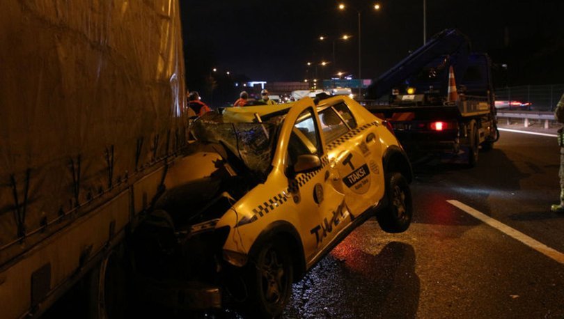FSM Köprüsü'nde taksi TIR'ın altına girdi: Taksi sürücüsü mucize eseri kurtuldu