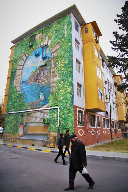 Bakü'nün binaları renklendi