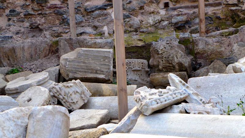 Mermer değirmen taşları ve Bizans İmparatorluğu’nun çeşitli bölgelerinden getirilmiş mermerlerden imal edilen sütunlar ile bina süslemeleri.