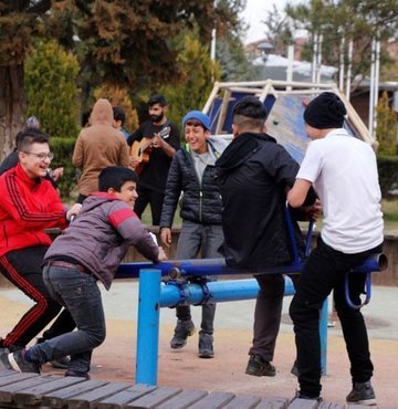 Koronavirüsü hafif atlatan çocuklarda farkına varılamayan MIS-C hastalığı, ölümcül olabiliyor. Dicle Üniversitesi Çocuk Sağlığı ve Hastalıkları Ana Bilim Dalı Öğretim Üyesi Dr. Kamil Yılmaz, hastalığın komplikasyonları henüz bilinmediğinden çocukları yakından takip ettiklerini belirterek, "İlk başlarda bu hastalığı çocuklar asemtomatik olarak atlatır fakat 4 ile 6 hafta geçtikten sonra çocuklarda, ateşle devam eden ve birçok organı tutan hastalıklar gerçekleşir. Koronavirüsün kendisinden ölümü bu kadar görmezken, MIS-C´ye bağlı çocuklarda ölümcül vakalar görmeye başladık" dedi