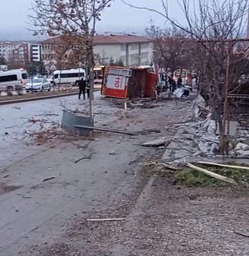 İtfaiye aracı ile işçi servisi çarpıştı: 1 ölü, 11 yaralı