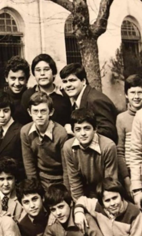 Rasim Öztekin (soldan üçüncü) okul yıllarında.