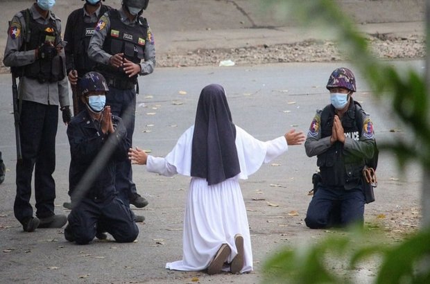Rahibe polislere yalvardı: Çocukları vurmayın, beni vurun! 
