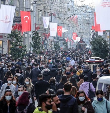 Tokat Devlet Hastanesi Enfeksiyon Hastalıkları ve Klinik Mikrobiyoloji Uzmanı Dr. Sibel Yavaş, koronavirüs tedbirleri kapsamında takılan koruyucu maskelerin en fazla 3-4 saat kullanıldıktan sonra değiştirilmesi, yüksek sesle konuşma sırasında ıslanan maskelerin ise hemen çıkarılması gerektiğini söyledi