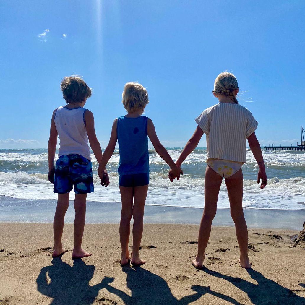 Guy Ritchie çocukları Rafael, Rivka ve Levi'nin Antalya sahilleriden bu fotoğrafını da takipçileriyle paylaştı.