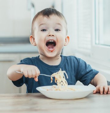 Beslenme ve Diyet Uzmanı Tuba Örnek, çocukların beslenme şekillerinin bozulduğuna dikkat çekerek “Yeme, içme ve fiziksel aktivitelerimiz de bu durumdan fazlasıyla etkilendi. Çocukların öğün saatleri belirli olmalı, masaya ailece oturulmalı. Ekran karşısında elinin altında atıştırmalık değil su bulundurulmalı. Ara öğün olarak başta özellikle meyve, ceviz/fındık/badem gibi sağlıklı atıştırmalıklar olmak üzere ders sırasında değil dinlenme aralarında tüketilmeli” açıklamasında bulundu. Hareketsizlik ve sağlıksız beslenme nedeniyle çocukların pandemi sürecinde giderek şişmanladıklarına dikkat çeken Tuba Örnek, kilo almamanın yollarını anlattı...