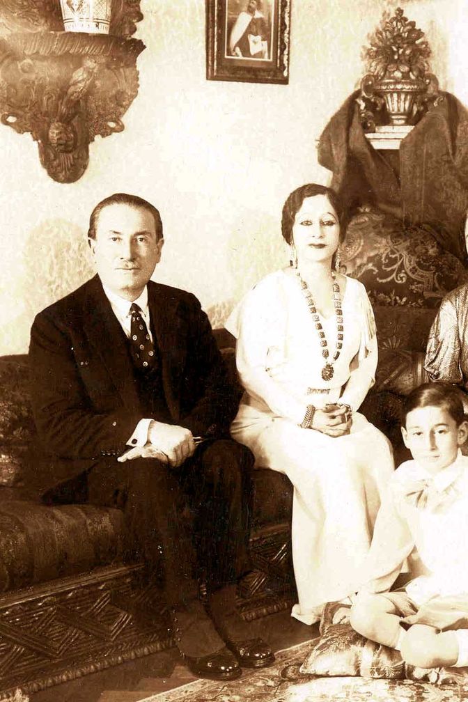 Prenses Kadriye Hüseyin, kocası Mahmud ve oğlu Hayri Bey ile 1920’lerin ortalarında İstanbul’daki köşkünde... Bu mekân, günümüzde Cumhurbaşkanlığı’nın İstanbul’daki ofislerinden biri olan Huber Köşkü’dür.