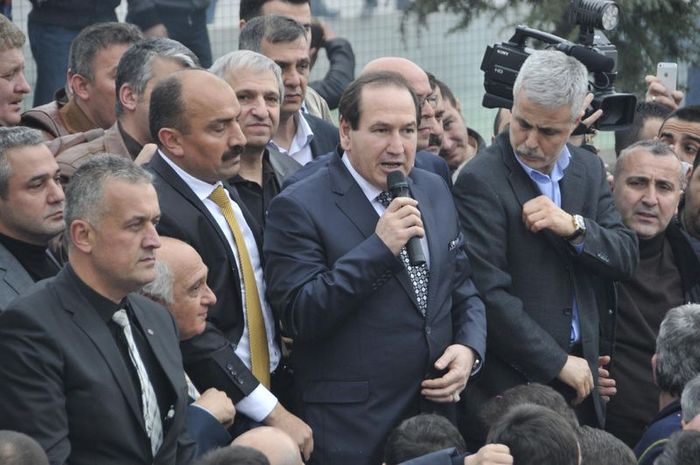 Abdullah Karacan (mikrofon ile konuşan)