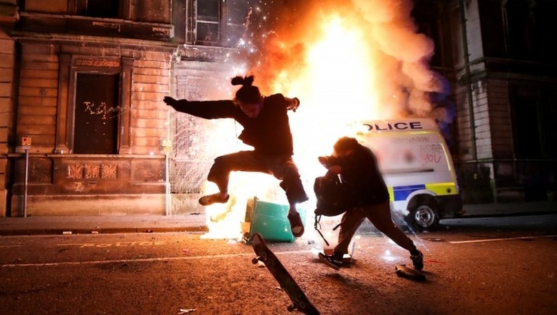 İngiltere'nin Bristol kentindeki protestolarda iki polis yaralandı