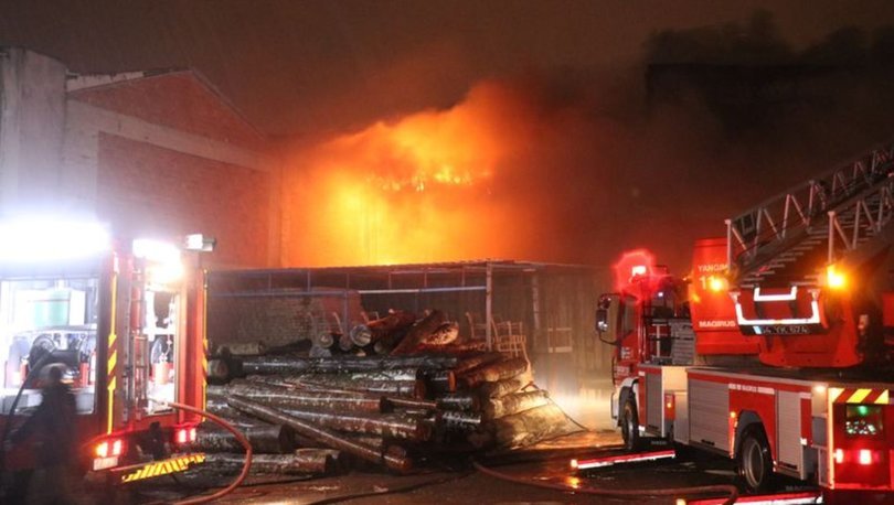 Sakarya'da mobilyacılar çarşısında çıkan yangın, 5 iş yerini küle çevirdi