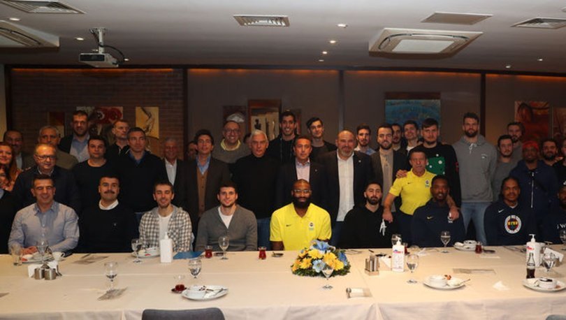 Fenerbahçe Kulübü Başkanı Ali Koç, erkek basketbol takımı ile bir araya geldi