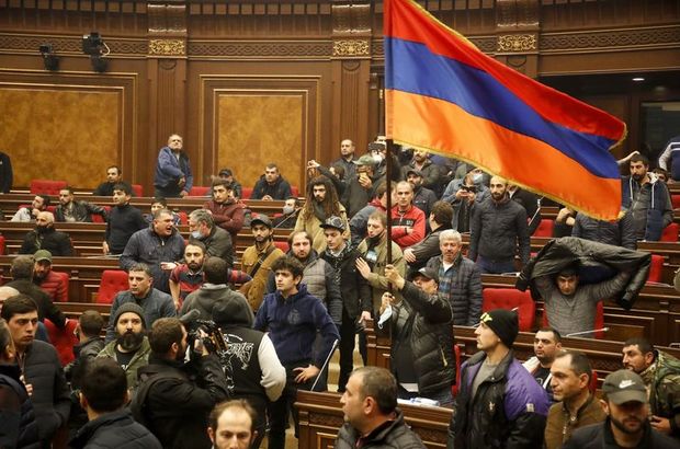 Ermenistan "savaş durumunu" kaldırdı!