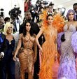 Dünyayı etkisi altına alan pandemi döneminde Kim Kardashian ve aile üyelerinin misafirlerine yönelik dikkat çekici bir koronavirüs uygulaması olduğu ortaya çıktı. Sunucu Andy Cohen, aileyi ziyaret ettiğinde karşılaştığı muameleyi anlattı