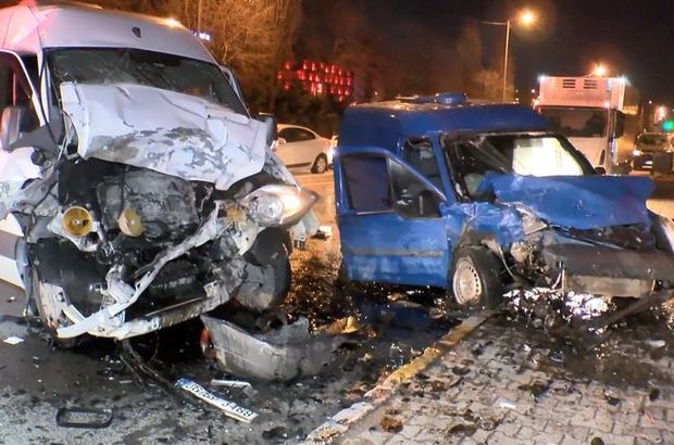 Sultanbeyli'de iki araç kafa kafaya çarpıştı: 3 yaralı
