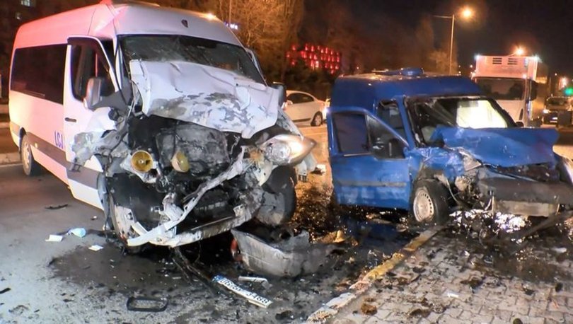 Sultanbeyli'de iki araç kafa kafaya çarpıştı: 1'i ağır, 3 yaralı