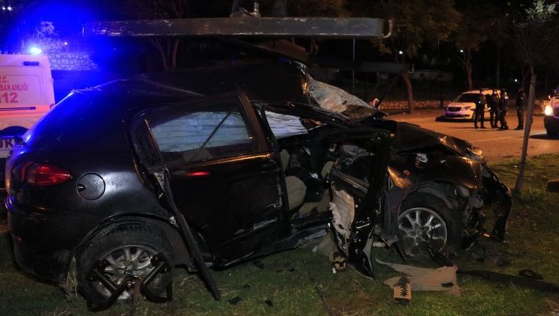 Adana kontrolden çıkan otomobil refüjdeki ağaçlara çarptı: 3 yaralı
