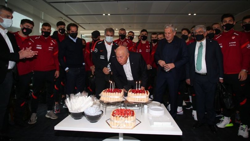 TFF Başkanı Nihat Özdemir'e doğum günü sürprizi