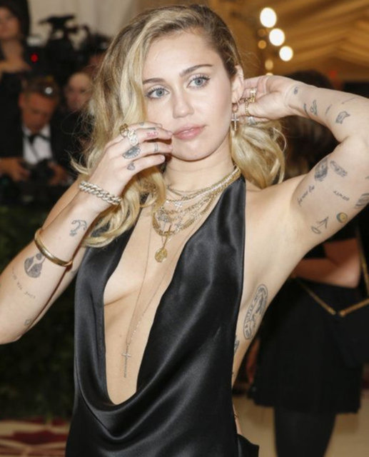 Miley Cyrus ile Yungblud sarmaş dolaş - Magazin haberleri