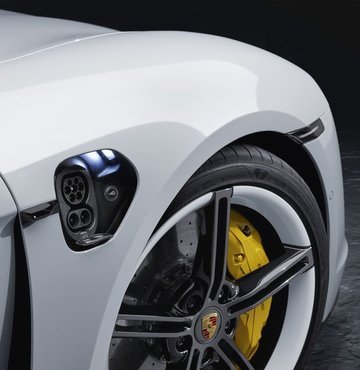 Porsche, Türkiye’de tüm elektrikli otomobiller için şarj ağı kurduğunu duyurdu. Bugüne kadar ülke genelinde 7.8 milyon TL’lik yatırımla 100 adet şarj istasyonunun kurulumunu gerçekleştiren Porsche Türkiye