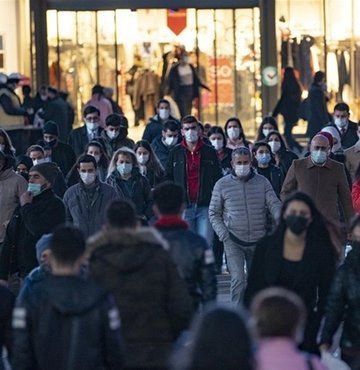 İngiliz varyantının özellikle 0-9 yaş çocukları çok daha fazla vurduğunu söyleyen İstanbul Tıp Fakültesi Çocuk Enfeksiyon Hastalıkları ve Klinik İmmunoloji Bilimdalı’ndan Prof. Dr. Ayper Somer, “3 aydır hasta yatırmamıştım, son 2-3 haftadır servis doldu. Bu sefer hem daha ağır seyrediyor hem de Covid sonrası dönemde çocuklarda ortaya çıkan Mis-C tablosu, en çok kalbi etkiliyor. Kalp kası iltihabı dediğimiz miyokardit’e yol açıyor. Son zamanlarda ateş ve çarpıntı şikayetiyle gelen çocuk vakalarımız da arttı. Çocuklarda Covid nedeniyle kalp hastalıklarında artış yaşayacağız” dedi