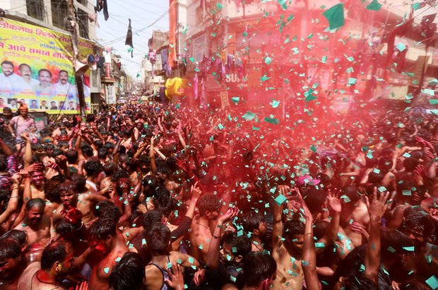 Hindistan'da Holi festivalinde izdiham: 41 ölü!