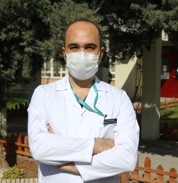 Sağlık Bilimleri Üniversitesi Gülhane Eğitim ve Araştırma Hastanesi Enfeksiyon Hastalıkları ve Klinik Mikrobiyoloji Uzmanı Doç. Dr. Ümit Savaşçı, aşı tercihinde dikkat edilmesi gerekenleri anlattı. Savaşçı, "Eğer kişi bağışıklık istemini baskılayacak ilaç kullanıyorsa, kemoterapi alıyorsa, kanser tedavisi görüyorsa veya daha önceden ağır bir nörolojik hastalık geçirmişse ilk tercihi Sinovac aşısı olsun. Ama genç, sağlıklı hiçbir hastalığı yoksa, kronik hastalığı var; ama bu saydığım hastalıklar değilse o zaman Biontech aşısının koruyuculuk oranı Sinovac aşısına göre yüzde 10 daha fazla" dedi