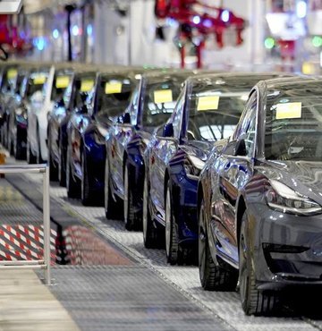 Elektrikli araç üreticisi Tesla bu yılın birinci çeyreğinde rekor sayıda araç teslimatı gerçekleştirerek tüm sektörü etkisi alan çip tedariğindeki sıkıntıların üstesinden gelmeyi başardı. Şirketin hisseleri açılış öncesi işlemlerde yüzde 8 değer kazanırken piyasaların açılışıyla şirketin piyasa değerinini 50 milyar dolar artması bekleniyor.