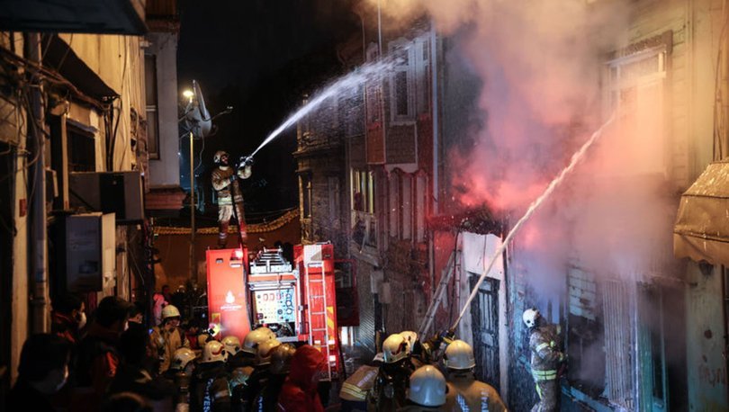 Fatih'te iki katlı ahşap binada yangın: 1 yaralı