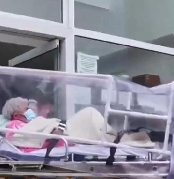 Kolombiya’da koronavirüse karşı ikinci kez galip gelen 104 yaşındaki Carmen Hernandez, doktor ve hemşirelerin alkışları eşliğinde tedavi gördüğü hastaneden taburcu edildi