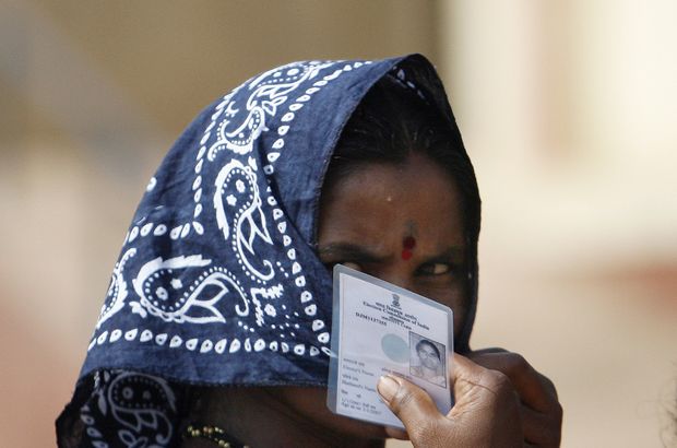 Hindistan'da seçim merkezlerinde beş kişi öldü