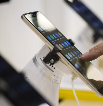 Telefon şarjınızın uzun süre dayanmasını istiyorsanız telefonunuzun bazı ayarlarını değiştirebilirsiniz. Zira biz fark etmeden arka planda gizli gizli çalışan uygulamalar telefonumuzun şarjını tüketiyor. Peki android telefonlarda gizli çalışan uygulamalar nasıl kapatılır? İşte detaylar...