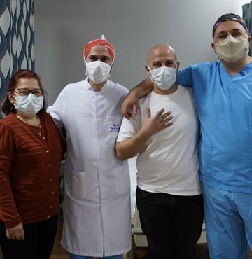 Açık denizde görevliyken kaza sonucu sağ el işaret parmağı kopan makine mühendisi Berk Altınelli, 19 saatlik yolculuğun ardından Türkiye