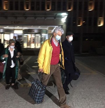 Son dakika haberi.. Emekli 104 amiralin "Montrö Bildirisi"ne ilişkin Ankara Cumhuriyet Başsavcılığınca yürütülen soruşturma kapsamında 14 emekli amiralin Emniyetteki işlemlerinin tamamlanmasının ardından adliyeye sevk edildi. Ergun Mengü için tutuklama talep edildi. Diğer 13 emekli amiral için adli kontrol istendi. Ankara Cumhuriyet Başsavcılığının 104 emekli amiralin bildirisine ilişkin soruşturmasında, tutuklama talebiyle hakimliğe sevk edilen emekli Tuğamiral Ergun Mengi ile birlikte 13 emekli amiral adli kontrol şartıyla serbest bırakıldı
