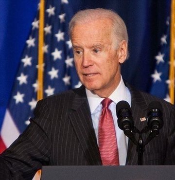 ABD Başkanı Joe Biden, Minneapolis kentinde dün 20 yaşındaki Daunte Wright adlı siyahi gencin polis çevirmesi sırasında vurularak yaşamını yitirmesinin ardından düzenlenen protestolarda şiddet olaylarının yaşanmasına ilişkin "itidal" çağrısında bulundu. Polis ise olayın kaza olduğunu söyledi.