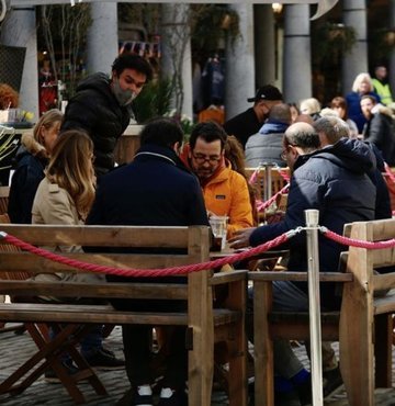 İngiltere’nin başkenti Londra’da, yeni tip korona virüsle (Covid-19) mücadele kapsamında kapatılan işletmeler aylar sonra yeniden açıldı. Ülke genelinde alınan tedbirlerin gevşetilmesiyle İngilizler derin bir nefes aldı. İngiltere