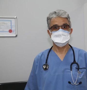 Kardiyoloji Uzmanı Dr. Öğr. Üyesi Kenan Durna, korona virüs salgını döneminde eve kapanan insanların hareketsiz kalma sürelerinin ve yemek yeme oranlarının arttığına dikkat çekerek, "Bu durum damar tıkanmasına yol açabiliyor” dedi. Durna, kalp hastalıklarında artışa dikkat edilmesini ve damar tıkanıklığına karşı hastaların mutlaka kan sulandırıcı kullanması gerektiğini söyledi