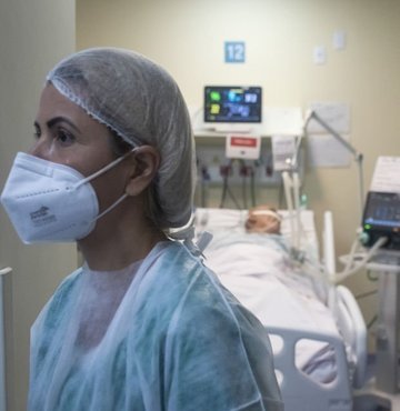 Çanakkale Onsekiz Mart Üniversitesi (ÇOMÜ) Sağlık, Uygulama ve Araştırma Hastanesi Enfeksiyon Hastalıkları ve Klinik Mikrobiyoloji Anabilim Dalı Öğretim Üyesi Prof. Dr. Alper Şener, çarpıcı açıklamalarda bulundu. Şener, yoğun bakımlardaki doluluk oranının yüksek olmasında ‘sabıkalı’ olarak nitelendirdiği