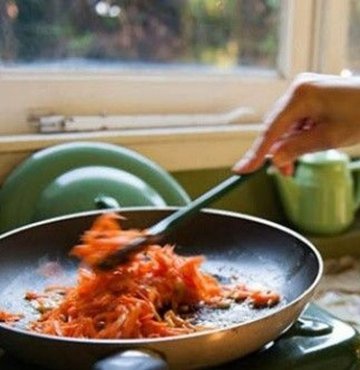Özellikle Ramazan ayında uzun süre aç kalındığından dolayı iftar sofrası hazırlığında yemeklerin ölçüsü kaçıyor. Açlık hissinin de etkisiyle fazla fazla yapılan yemekler sahura ya da ertesi güne kalıyor. Bu durum uzmanlara göre beraberinde bir de tehlike getiriyor. Daha sonraki günlere kalan yemeklerin tamamen kaynatılmadan yenmesinin gıda zehirlenmesine sebep olacağına dikkat çeken Prof. Dr. Canan Hecer, "Ramazan ayında gıda zehirlenmesinde artış meydana geliyor. Yemeklerinizi yenecek kıvamda olsun diye ılıtmayın, kaynatın" dedi. İşte Prof. Hacer
