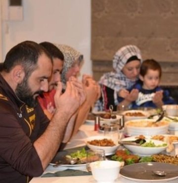 İslam aleminin merakla beklediği mübarek Ramazan ayına merhaba dedik. Vatandaşlar, bugün ilk iftarlarına hazırlanıyor ve oruç açarken okunacak duaları merak ediyor. Peki oruç nasıl açılır ve oruç açma duası nedir? İşte merak edilen soruların yanıtları...