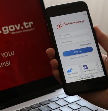 Tüm ülkemizin heyecanla beklediği kabine toplantısı sonrası Cumhurbaşkanı Erdoğan, tüm illerde geçerli olmak üzere Ramazan Bayramı sonrasına kadar seyahat yasağı getirildiğini duyurdu. Peki merakla araştırılan Seyahat İzin Belgesi nasıl alınır? İşteSMS Mesaj E-Devlet ile seyahat izin başvurusu...