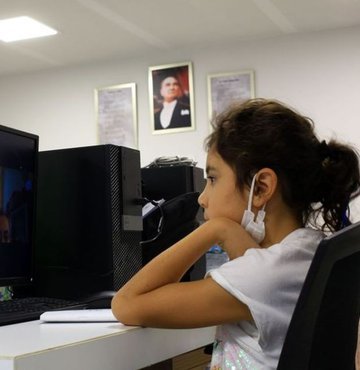 Cumhurbaşkanı Erdoğan, kabine toplantısının ardından milyonlarca öğrenciyi ve aileyi ilgilendiren açıklamalarda bulundu. Mart ayında başlayan yüz yüze eğitim ile ilgili son dakika yeni bir karar alındı. Peki Okullar kapandı mı? Hangi sınıflar yüz yüze eğitime devam edecek? İşte son dakika Cumhurbaşkanı Erdoğan açıklaması..