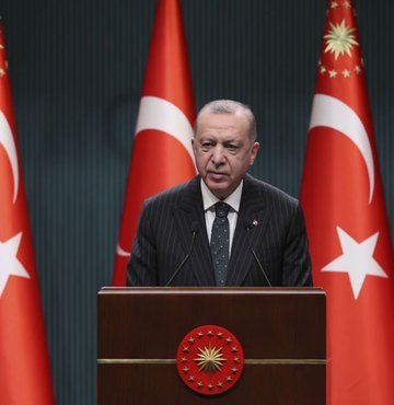 Cumhurbaşkanı Recep Tayyip Erdoğan, kabine toplantısının ardından sokağa çıkma yasağı saatlerinin güncellendiğini duyurdu. Buna göre Ramazan ayının ilk iki haftasında kısmi kapanma uygulanacak. Peki sokağa çıkma yasağı saat kaçta başlıyor? Sokağa çıkma yasağı saat kaçta bitiyor? İşte sokağa çıkma kısıtlaması hakkında son dakika gelişmeler...