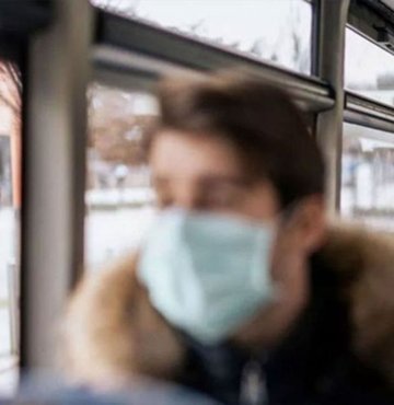 Koronavirüs önlemleri kapsamında son dakika kararları alınmaya devam ediyor. 13 Nisan kabine toplantısı sonrası yeni kararlar alındı. Cumhurbaşkanı Erdoğan, büyük bir merakla araştırılan 18 yaş altı ve 65 yaş üstü için toplu taşıma yasaklandı mı sorusunun cevabını yanıtladı...