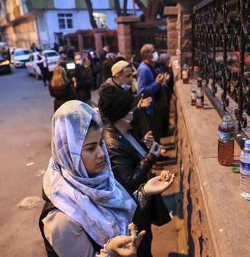 Koronavirüs salgınına rağmen birçok kişi Oruç Baba Türbesi